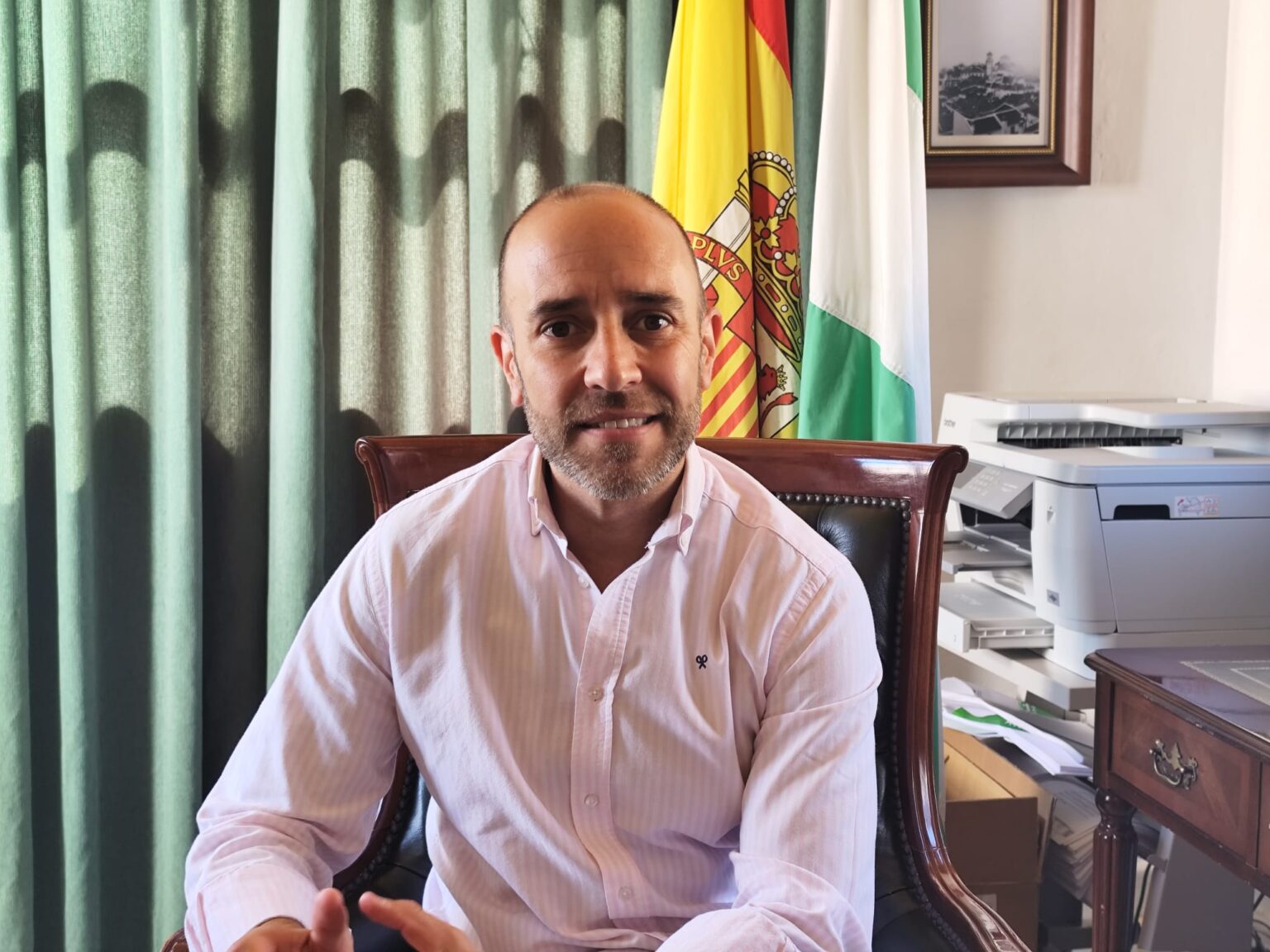 Carlos García en su despacho en el Consistorio de Grazalema