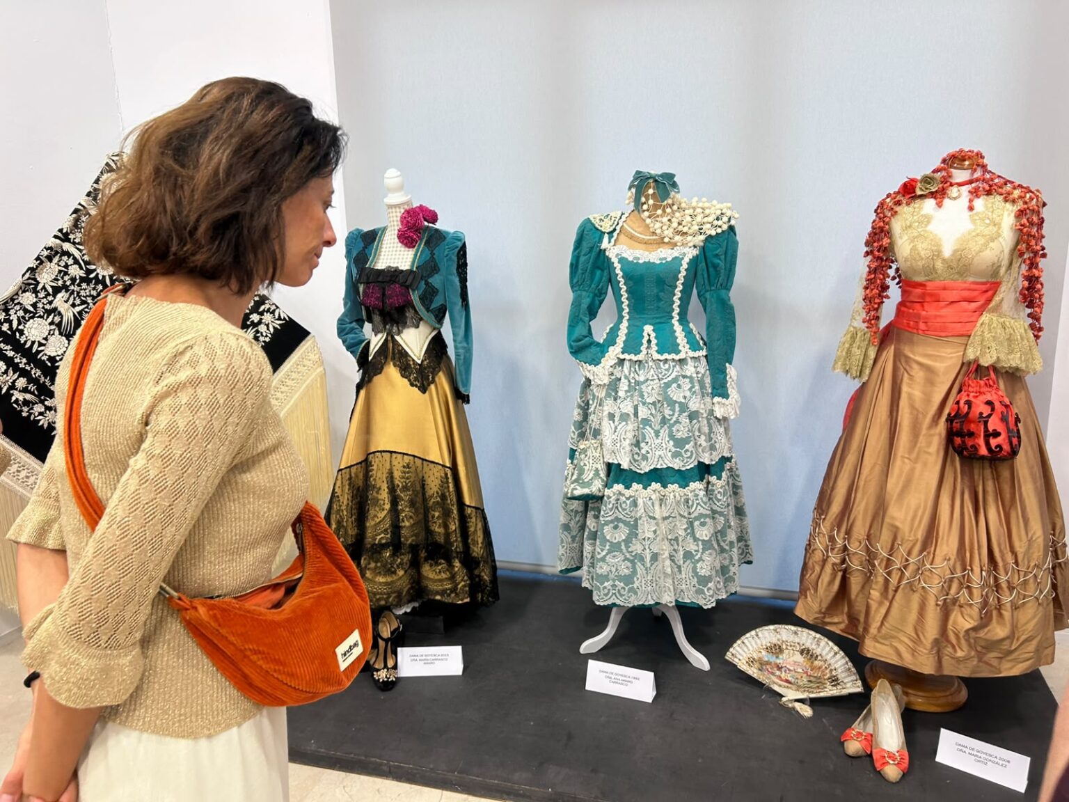 Además de mantones y mantillas, la exposición cuenta con trajes lucidos por las Damas Goyescas de nuestra ciudad a lo largo de los años