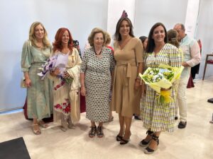 Rosario Solís acompañada por María del Carmen Martínez, Milagros Naranjo, María de la Paz Fernández y Rebeca Muñoz