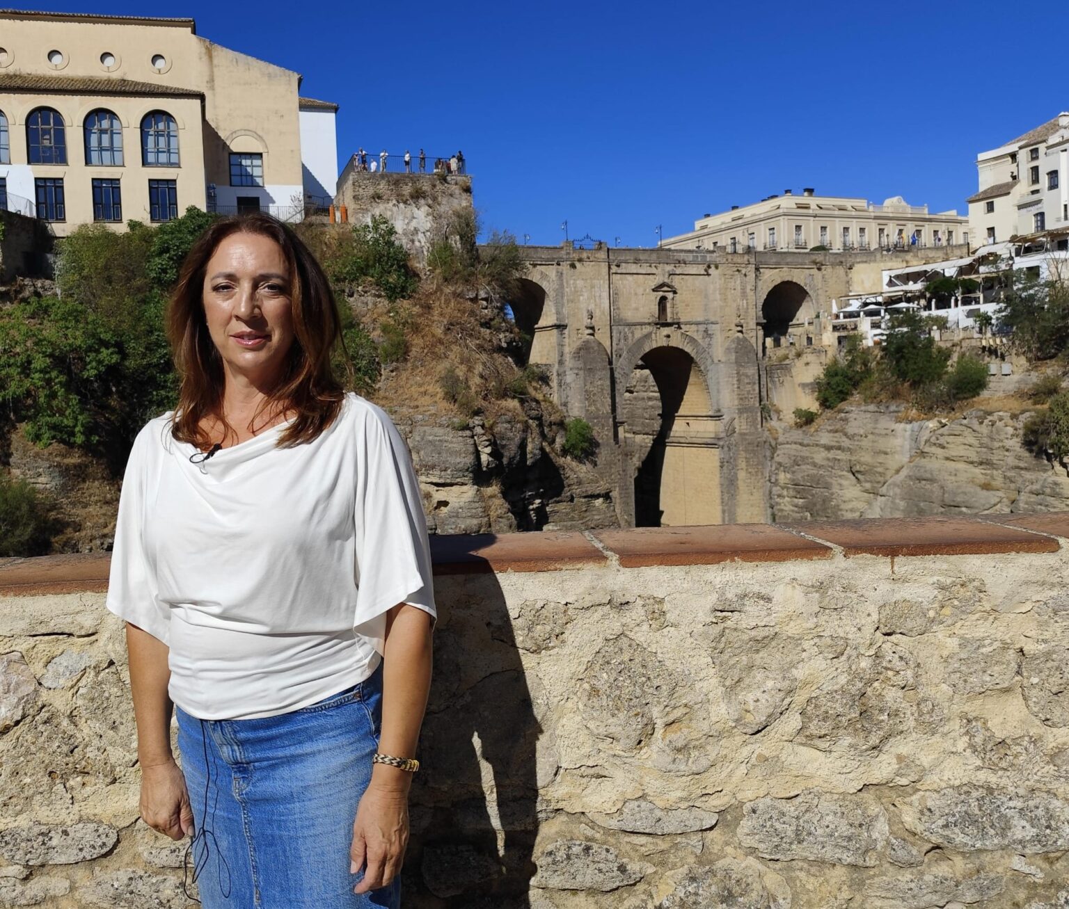 María Dúctor frente al Puente Nuevo