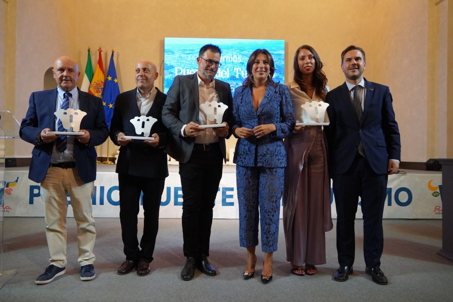 Los premiados junto a la alcaldesa, María de la Paz Fernández, y el delegado de Turismo, Ángel Martínez