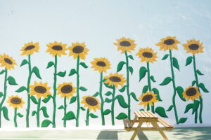 Imagen girasoles fachada del colegio.