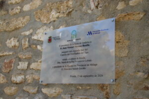La placa instalada a la salida del recorrido del Camino del Desfiladero