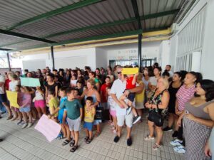 Las familias y vecinos reivindican unas instalaciones dignas para los alumnos