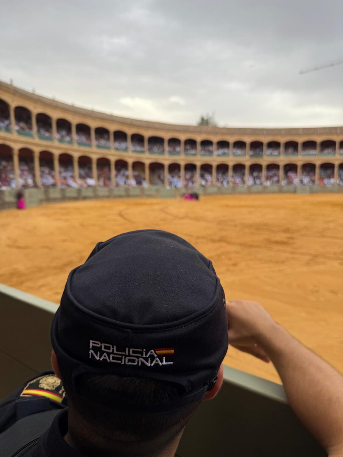 Un agente de la Policía Nacional en la plaza de toros de la Real Maestranza de Caballería de Ronda