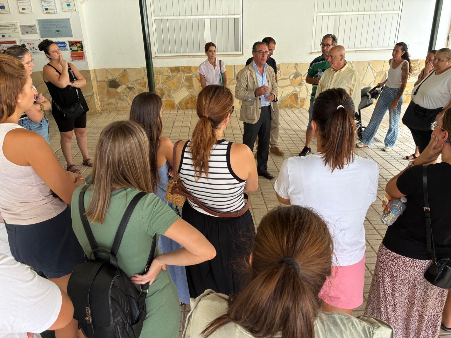 El delegado territorial, Miguel Briones, en su visita al centro en la jornada de ayer