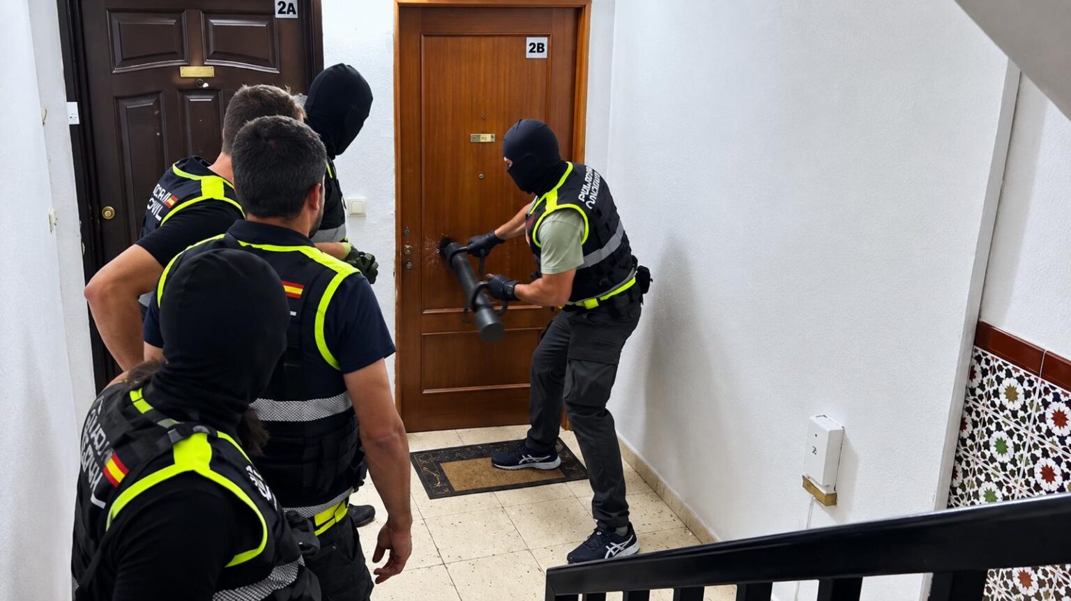 Imagen de los efectivos de la Policía Nacional entrando en una de las viviendas de los detenidos