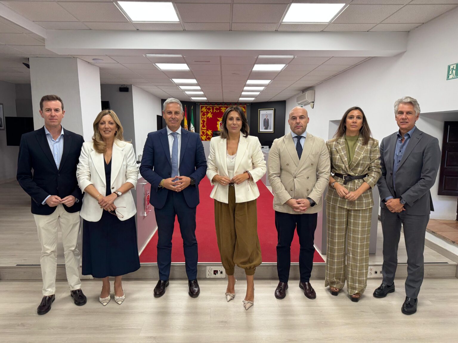 Foto de familia tras la firma del convenio