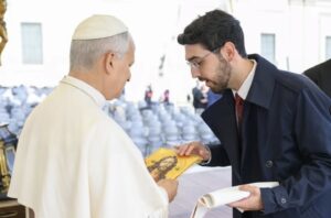 Alejandro Martín entregó una palia litúrgica realizada por él al Papa León XIV