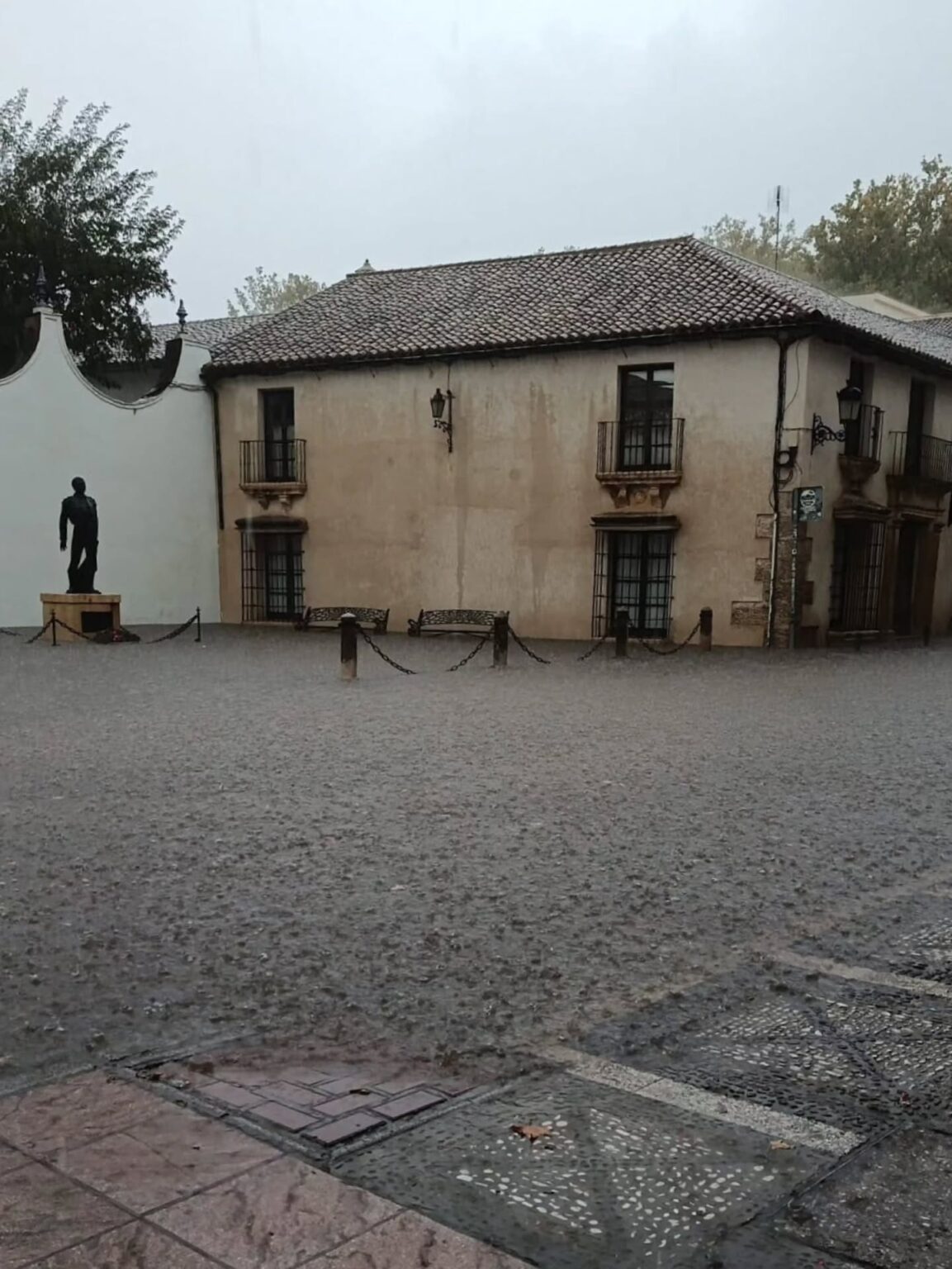 El agua produjo grandes acumulaciones de agua en la calle Virgen de la Paz