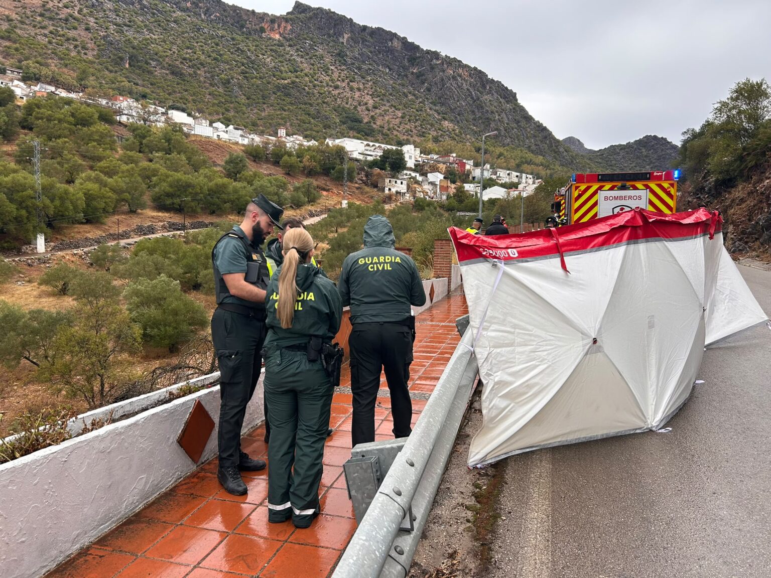 Una roca de grandes dimensiones se ha desplomado sobre el coche en el que viajaba el fallecido, junto a otras dos personas