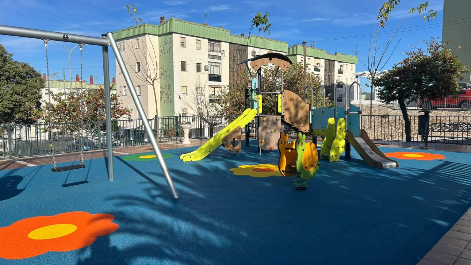 Además de la renovación del área infantil, se han plantado cinco nuevos árboles