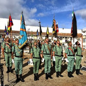 Guiones y banderines de las unidades de Ronda, durante el acto celebrado esta mañana en el patio 2 del cementerio
