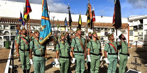 Guiones y banderines de las unidades de Ronda, durante el acto celebrado esta mañana en el patio 2 del cementerio