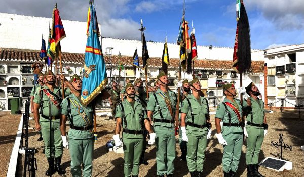 01 Guiones y banderines de las unidades de Ronda, durante el acto celebrado esta mañana en el patio 2 del cementerio