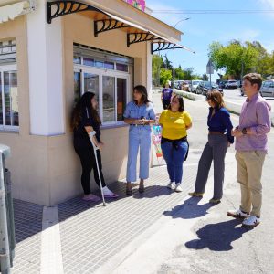 La alcaldesa, con los concejales de Contratación y Parques y Jardines, ha anunciado a los vecinos esta actuación