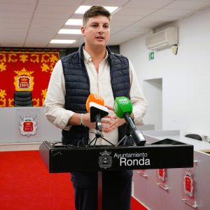 El delegado de Contratación del Ayuntamiento, Jorge Fernández, en rueda de prensa.