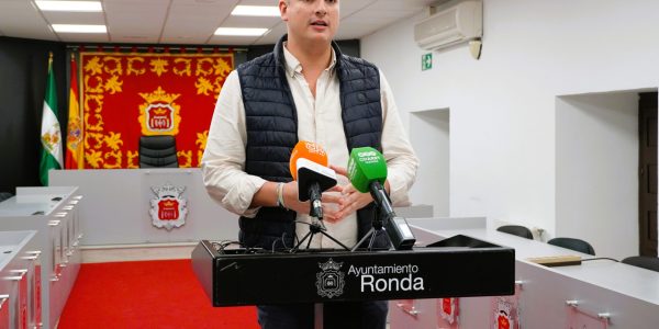 El delegado de Contratación del Ayuntamiento, Jorge Fernández, en rueda de prensa.