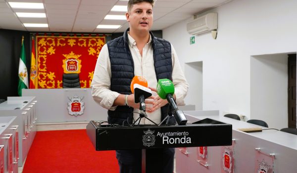 El delegado de Contratación del Ayuntamiento, Jorge Fernández, en rueda de prensa.