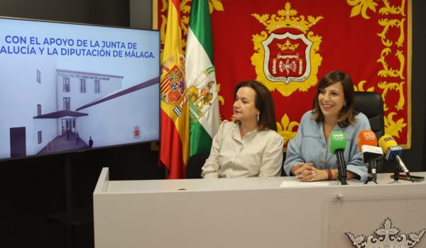 La alcaldesa, María de la Paz Fernández, y la delegada de Universidades, Margarita Pavía, en rueda de prensa