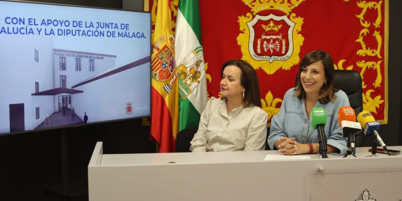 La alcaldesa, María de la Paz Fernández, y la delegada de Universidades, Margarita Pavía, en rueda de prensa