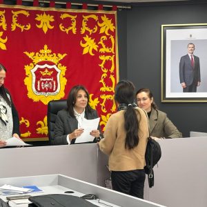 La campaña de Navidad, que fomenta también el comercio local, ya que estas ayudas serán canjeables en establecimientos de Ronda; atenderá a más de 650 familias con niños y personas mayores.