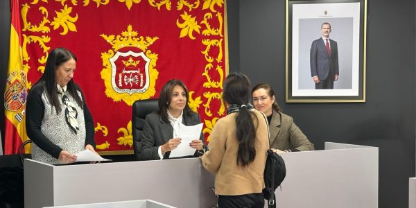 La campaña de Navidad, que fomenta también el comercio local, ya que estas ayudas serán canjeables en establecimientos de Ronda; atenderá a más de 650 familias con niños y personas mayores.