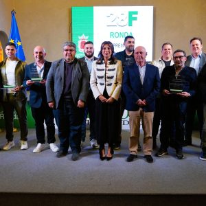 Foto de familia de las autoridades presentes con los cocineros reconocidos