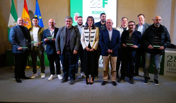 Foto de familia de las autoridades presentes con los cocineros reconocidos