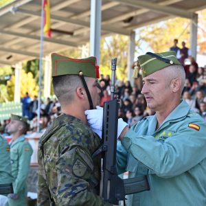 El coronel Sánchez, imponiendo el gorrillo legionario a uno de los jóvenes que han formado parte de esta FAL