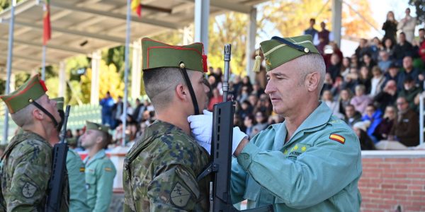 El coronel Sánchez, imponiendo el gorrillo legionario a uno de los jóvenes que han formado parte de esta FAL
