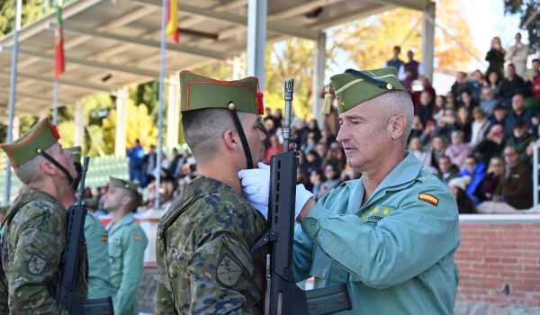 El coronel Sánchez, imponiendo el gorrillo legionario a uno de los jóvenes que han formado parte de esta FAL