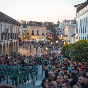 Vista del Puente Nuevo al paso de la Hermandad del Ecce-Homo