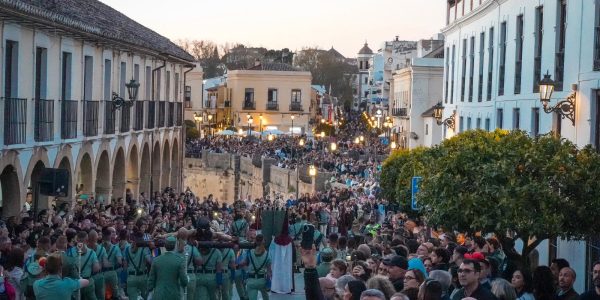 Vista del Puente Nuevo al paso de la Hermandad del Ecce-Homo