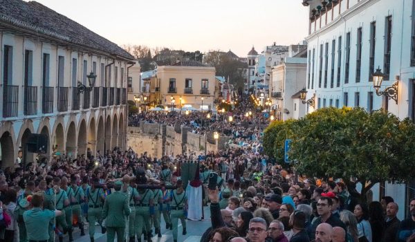 Vista del Puente Nuevo al paso de la Hermandad del Ecce-Homo