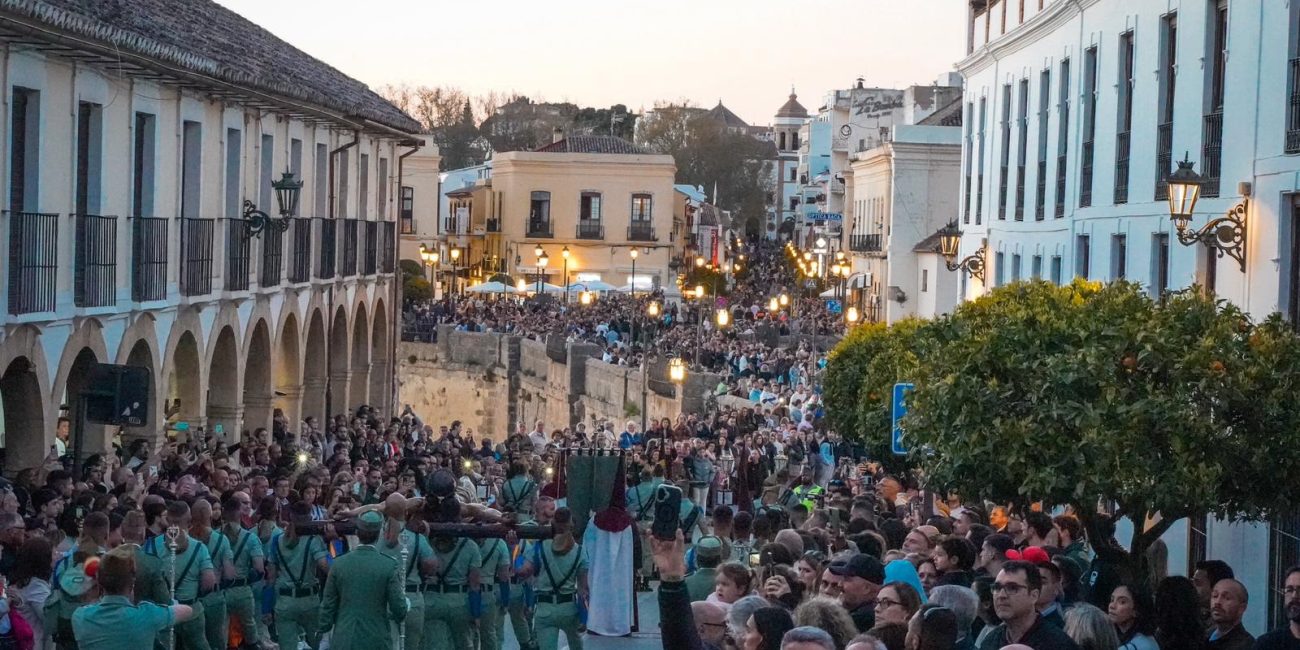 Vista del Puente Nuevo al paso de la Hermandad del Ecce-Homo