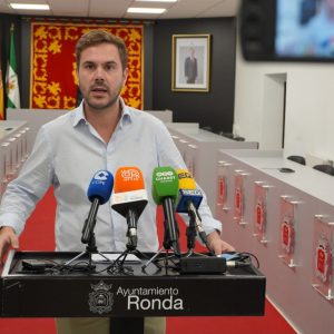 El concejal de Régimen Interno, Ángel Martínez en rueda de prensa