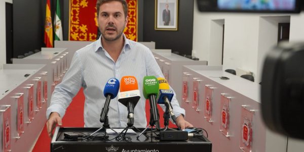 El concejal de Régimen Interno, Ángel Martínez en rueda de prensa