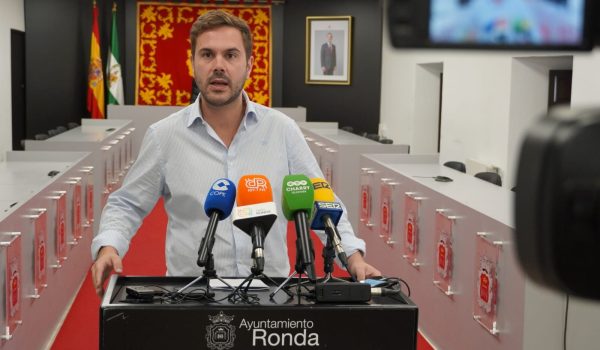 El concejal de Régimen Interno, Ángel Martínez en rueda de prensa