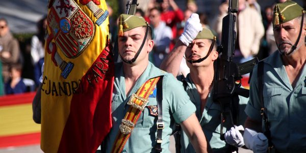El teniente Armada, con la Bandera de Combate del Tercio Alejandro Farnesio, 4º de La Legión.