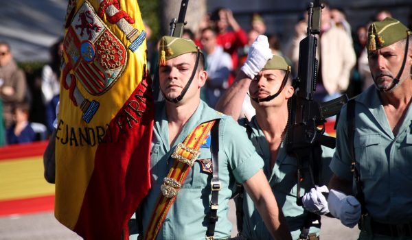 El teniente Armada, con la Bandera de Combate del Tercio Alejandro Farnesio, 4º de La Legión.