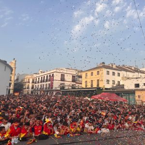 La plaza del teniente Arce se llenó hasta la bandera para seguir la final en la pantalla gigante.