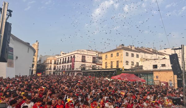 La plaza del teniente Arce se llenó hasta la bandera para seguir la final en la pantalla gigante.