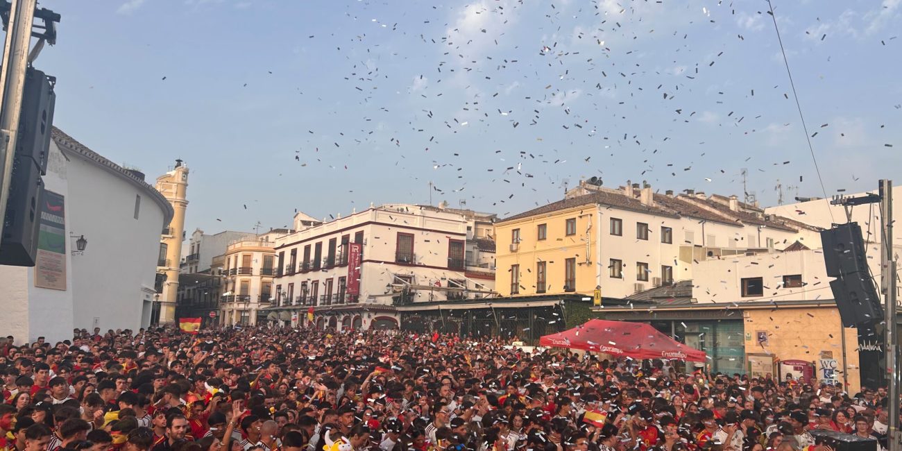 La plaza del teniente Arce se llenó hasta la bandera para seguir la final en la pantalla gigante.