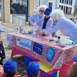 Entra las iniciativas, los niños han podido realizar experimentos científicos