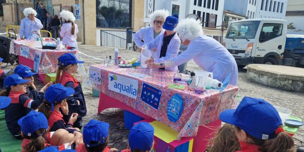 Entra las iniciativas, los niños han podido realizar experimentos científicos