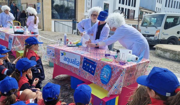 Entra las iniciativas, los niños han podido realizar experimentos científicos