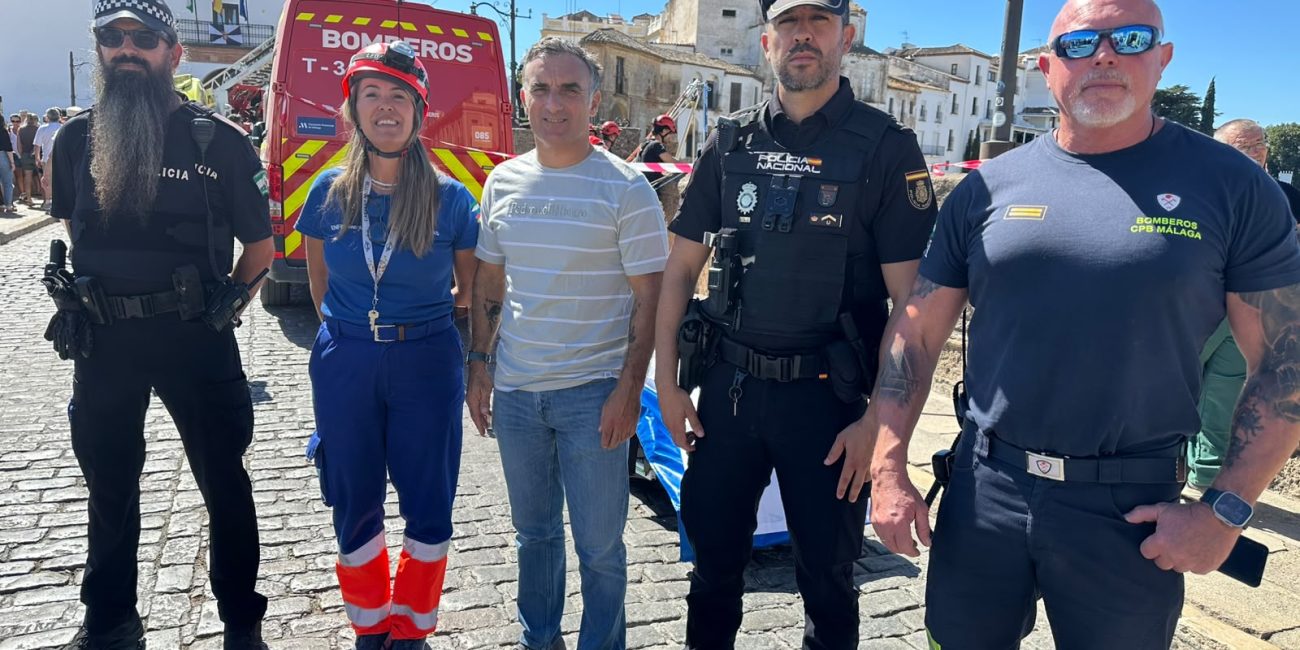 El concejal de Deportes, con miembros de los cuerpos de seguridad.