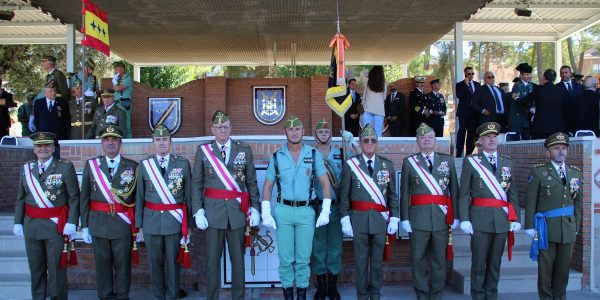 111 El actual coronel del 4º Tercio, Fernando Sánchez, junto al resto de antiguos jefes de esta unidad que asistieron al acto