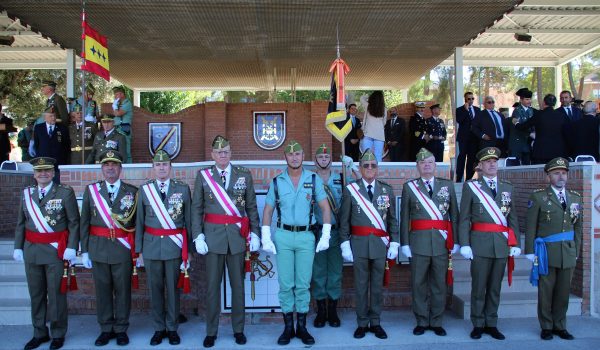 111 El actual coronel del 4º Tercio, Fernando Sánchez, junto al resto de antiguos jefes de esta unidad que asistieron al acto